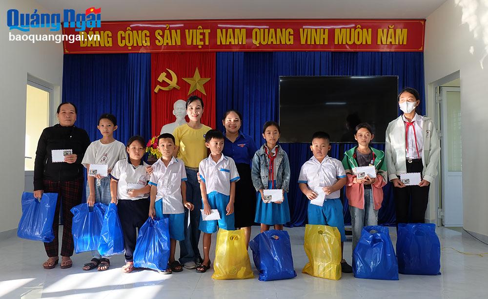 Đoàn đã trao 20 suất quà đến các bạn nhỏ vượt khó học giỏi ở huyện Bình Sơn.