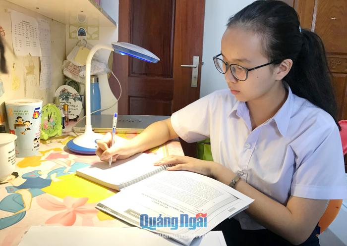 Em Tạ Nguyễn Như Anh, học sinh lớp 10 Anh Trường THPT chuyên Lê Khiết là tấm gương sáng trong học tập và rèn luyện.