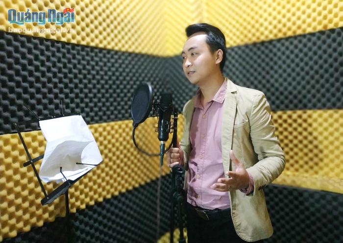 Nguyễn Phương Phố thu âm bài hát tại phòng thu của mình.                  Ảnh: HOÀI BIỆT