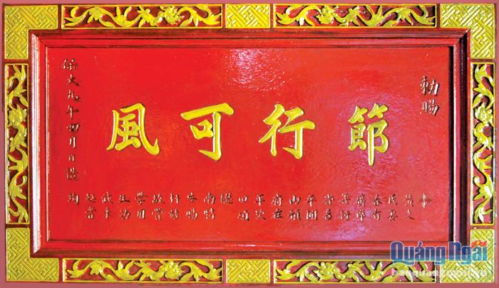 Biển ngạch vua Bảo Đại tặng cho bà Huỳnh Thị Hương.  Ảnh: Đăng Vũ