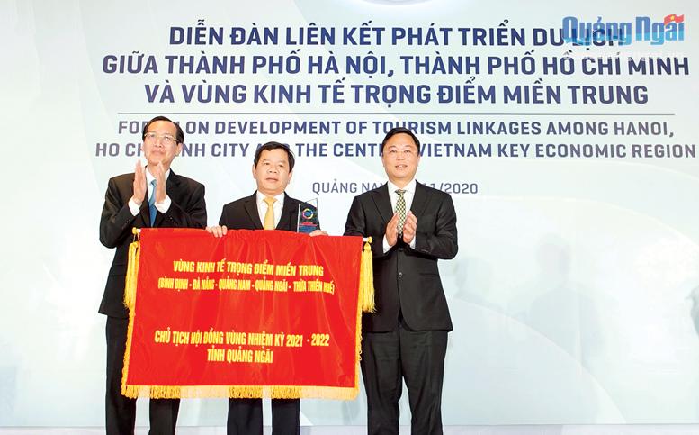 Chủ tịch UBND tỉnh Đặng Văn Minh nhận cờ Chủ tịch Hội đồng Vùng giai đoạn 2021- 2022.                Ảnh: T.P