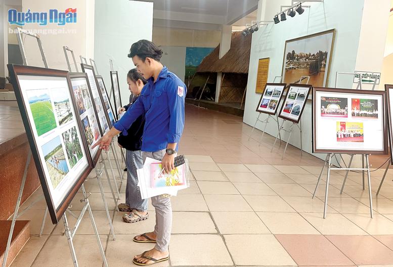  Học sinh, sinh viên đến tham quan khu trưng bày tại Bảo tàng Tổng hợp tỉnh.