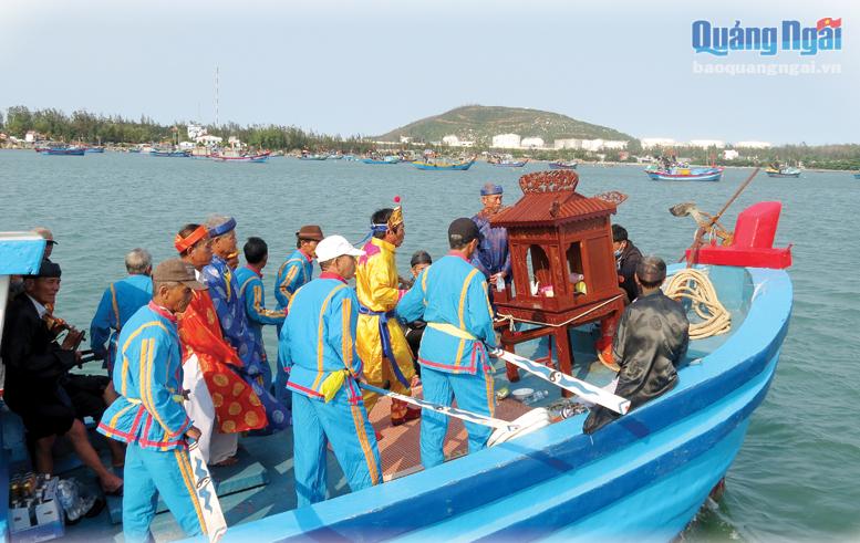 Ngư dân vạn Tuyết Diêm, xã Bình Thuận (Bình Sơn) làm lễ rước thần.                ẢNH: CAO CHƯ