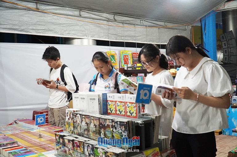 Đông đảo các em học sinh tham dự Ngày sách Việt Nam 2021