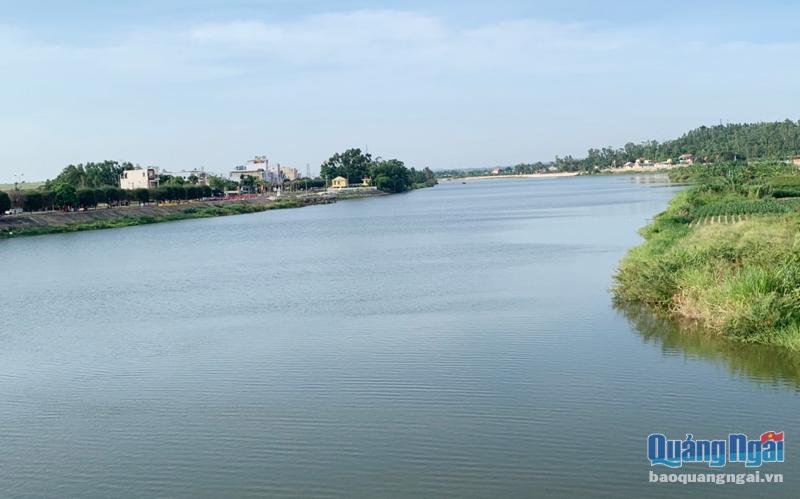 Dòng sông Trà Bồng hiền hòa chảy qua huyện Bình Sơn gợi nhiều cảm xúc, xuất hiện nhiều lần trong thơ của nhà thơ Tế Hanh.  ẢNH: TRÍ PHONG