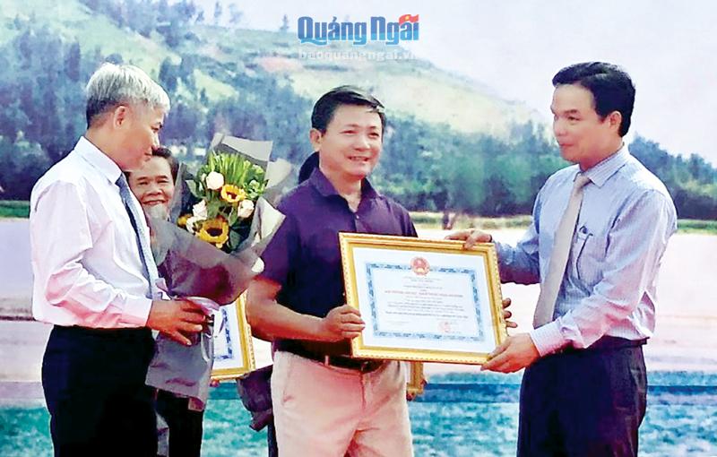 Nhạc sĩ, nhà báo Văn Phượng (đứng giữa) nhận Giải thưởng Văn học Nghệ thuật Phạm Văn Đồng  lần thứ I - năm 2020.                     Ảnh: K.N