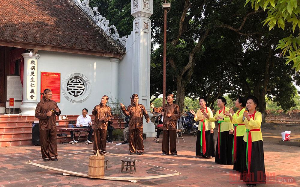 Trình diễn hát trống quân ở Hưng Yên cho khách du lịch.