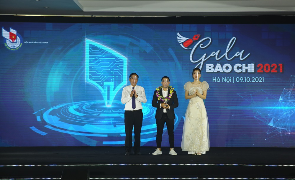 Chủ tịch Hội Nhà báo Việt Nam Thuận Hữu và Á hậu Bùi Phương Nga trao giải “Ấn tượng” cho tác giả Phạm Ngọc Thành, Báo điện tử VnExpress với tác phẩm 